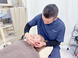 顔面と全身への鍼施術で回復を促す様子
