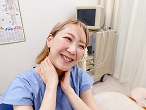 顔面神経麻痺の回復を目指す鍼施術の様子