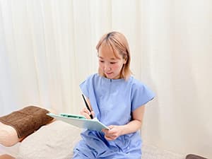 カウンセリングシートに記入する様子