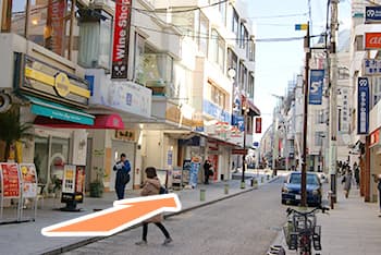 ②石川町商店街を抜けて【元町交差点】を直進して元町商店街入口へ