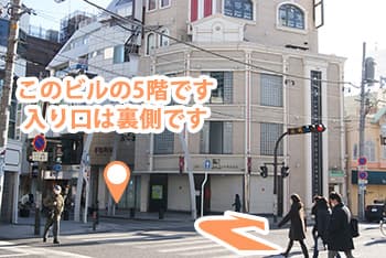 ③当院は、元町商店街の入口から右側2件目のビルです。入り口はビル裏側になりますのでレザーダイアモンドのビル手前を右折