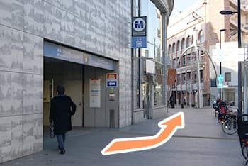 ②改札を出てすぐ左側が元町商店街入口です