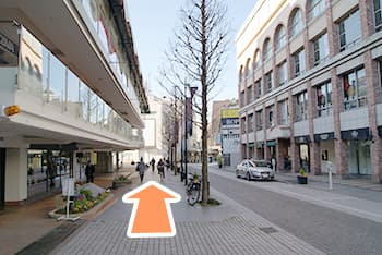 ③そのまま商店街を反対側入り口付近まで直進