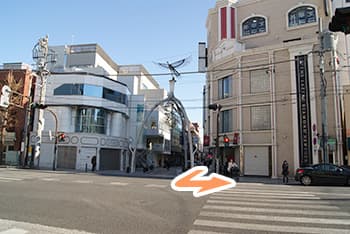 ⑤入り口はビル裏側になりますのでレザーダイアモンドのビルを左折