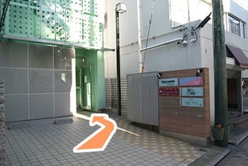 ⑥エレベータで5階へどうぞ