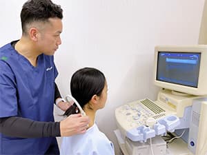 超音波エコーで患部を可視化する様子